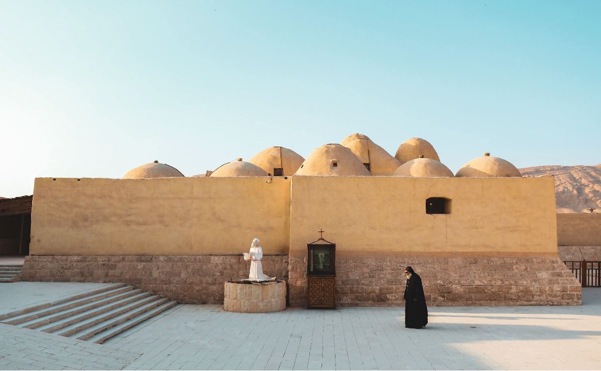 ملاذ السائح في "جبل الفرح".. دير الأنبا هيرمينا بأسيوط صمود أثري يروي تاريخ القبطية من قلب الصحراء