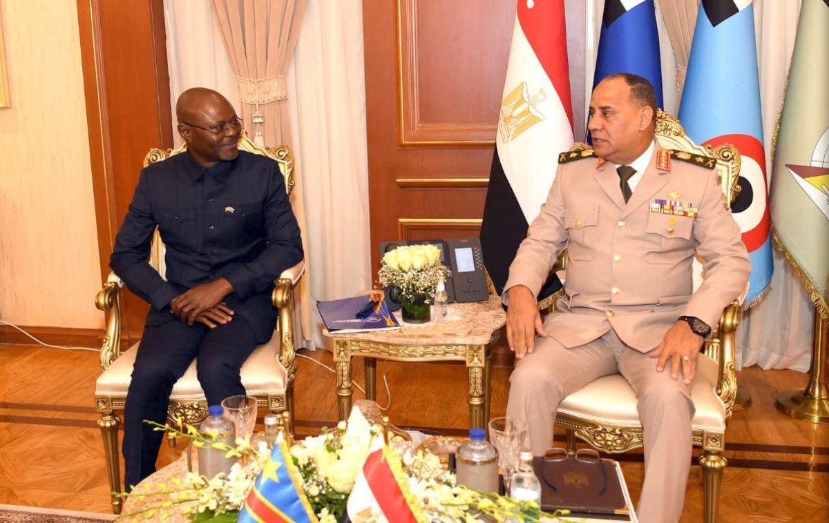 المتحدث العسكرى: الفريق أشرف سالم زاهر يلتقى وزير الدفاع الوطنى بجمهورية الكونغو الديمقراطية