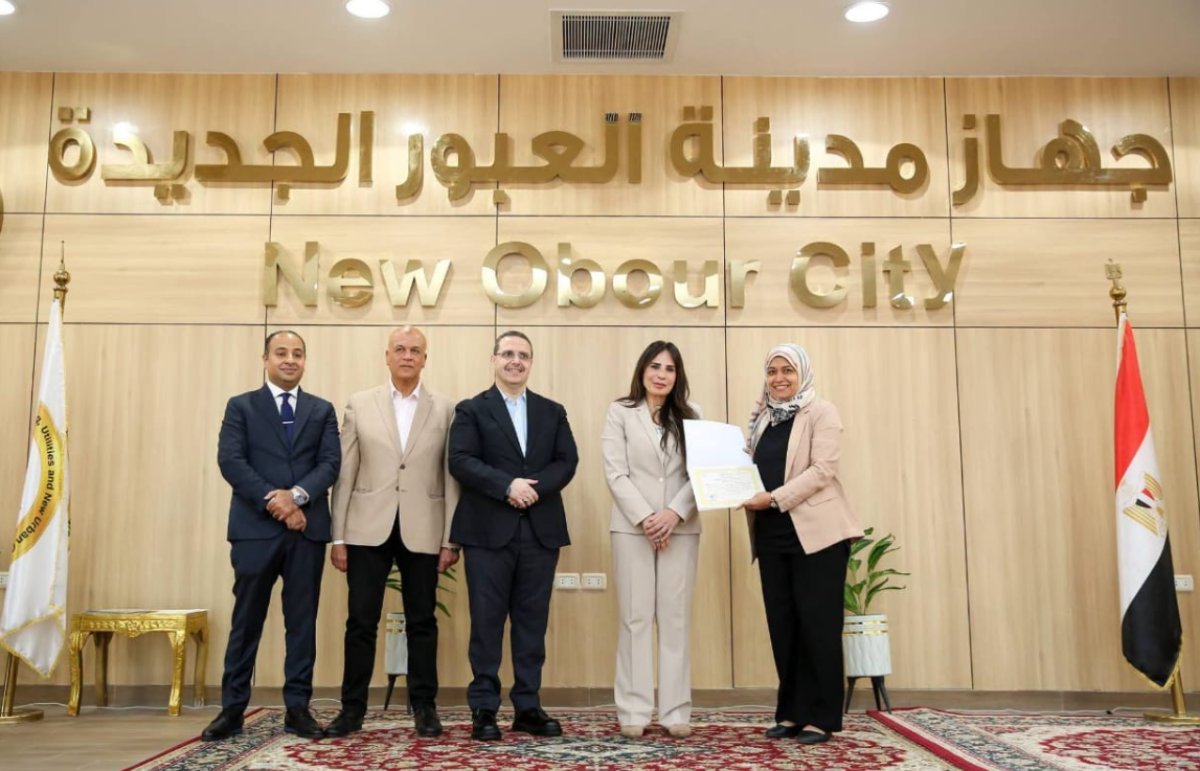 بالصور.. وزيرة الإسكان تسلم عقود توفيق أوضاع الأراضي المضافة بمدينتي العبور الجديدة والشروق