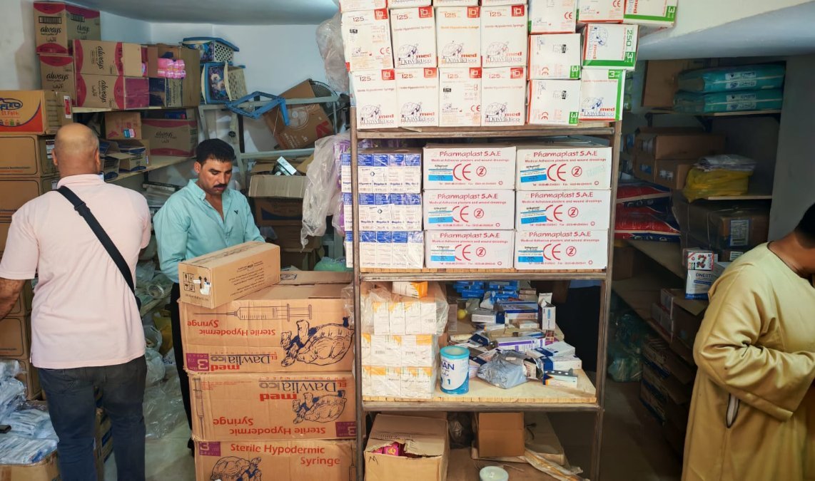 تموين قنا يضبط مخزنًا غير مرخص للأدوية يحتوي على كميات مجهولة المصدر ومنتهية الصلاحية