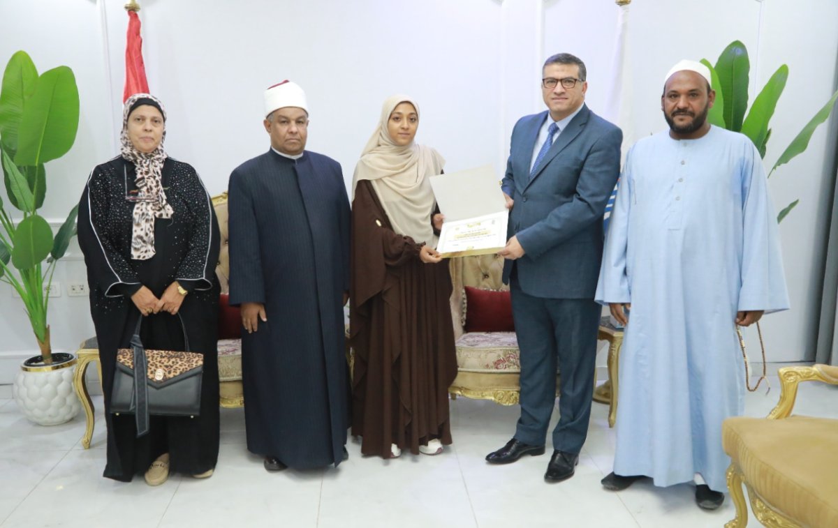 محافظ قنا يكرم أوائل المعاهد الأزهرية ويؤكد: التفوق هو ثمرة الجد والاجتهاد