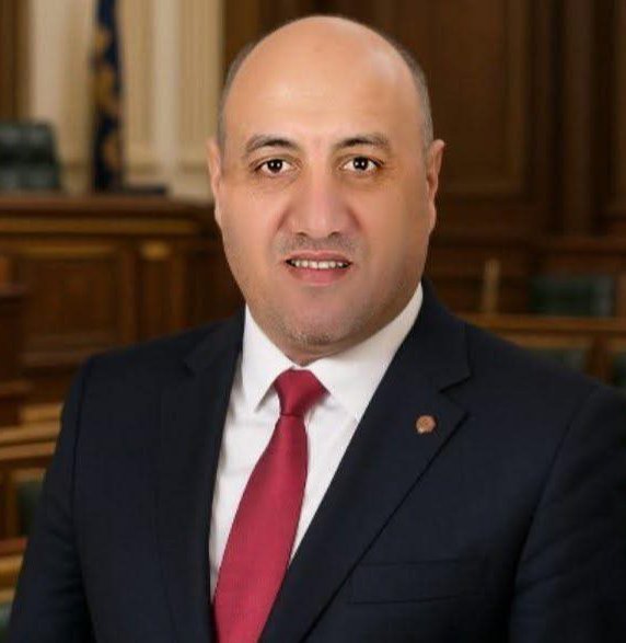 «مواطن بريء قد يحمل رقم الجريمة دون أن يرتكبها».. نزيه الحكيم يكشف لـ" خمسة سياسة " الثغرة في منظومة خطوط المحمول