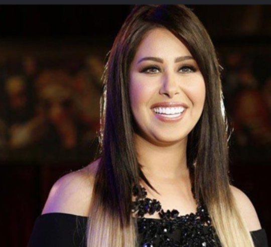 «شهر كامل من العذاب».. إيناس عز الدين تفتح النار على وزارة الاتصالات: «لا خط أرضي ولا إنترنت.. وحتى الشكوى بقت مشكلة!