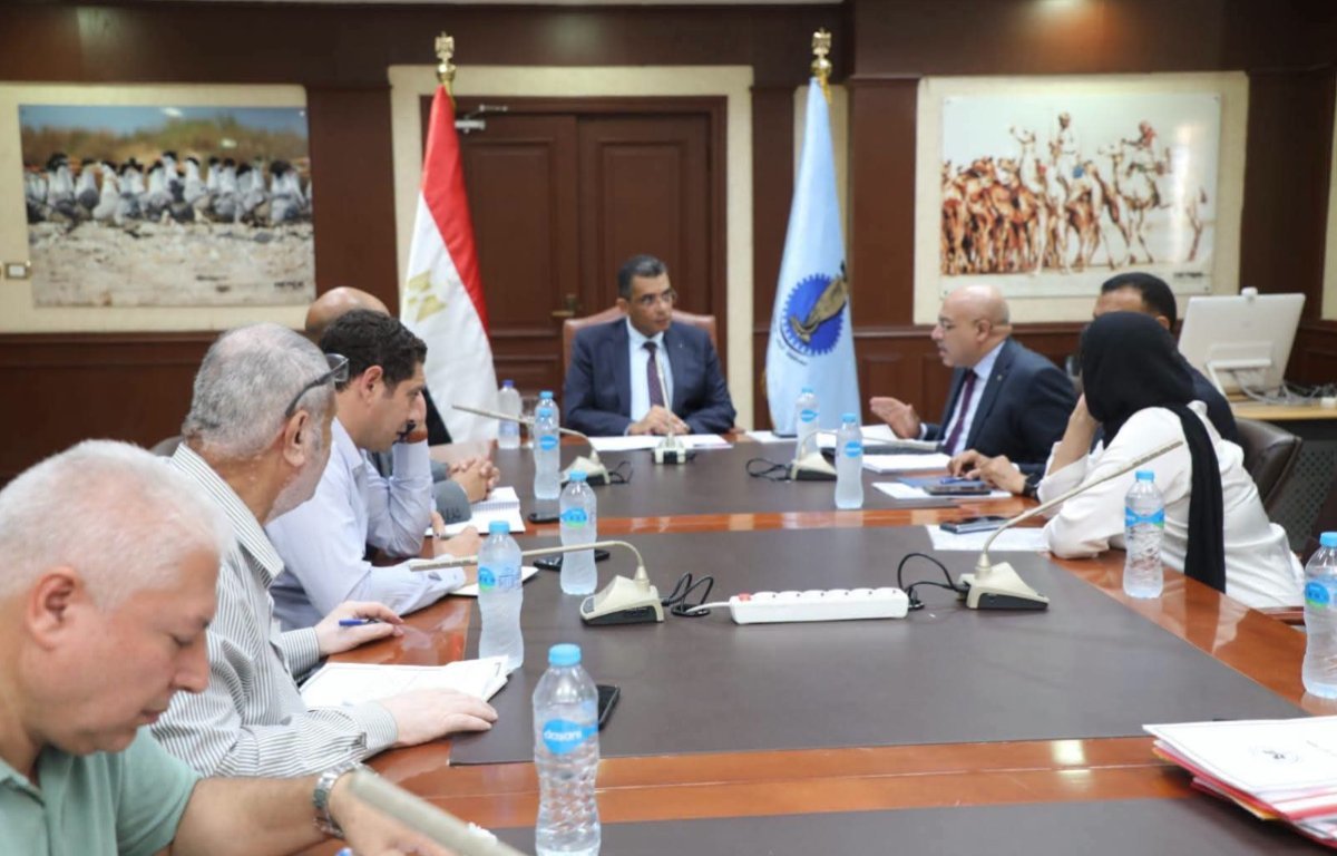 محافظ البحر الأحمر يفتح ملفات الاستثمار المتعثرة ويشدد: "الحفاظ على البيئة أولويتنا القصوى"