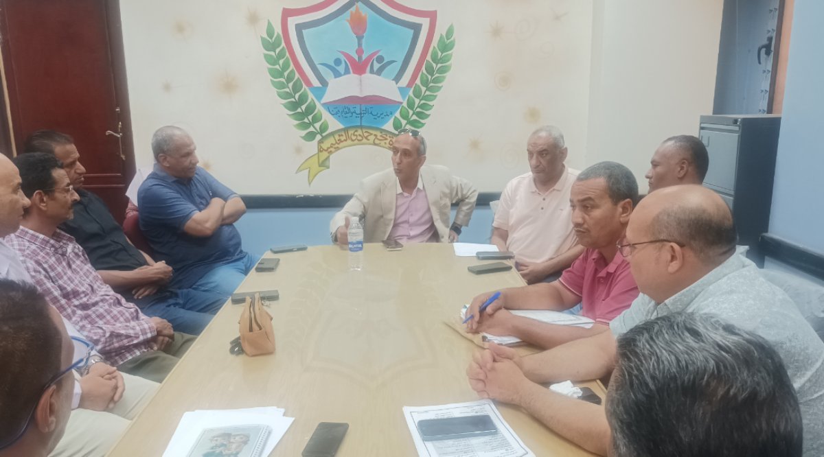 الزقيم يعقد اجتماعه الأول بقيادات تعليم نجع حمادي ويضع "خارطة طريق" العام الدراسي الجديد | صور