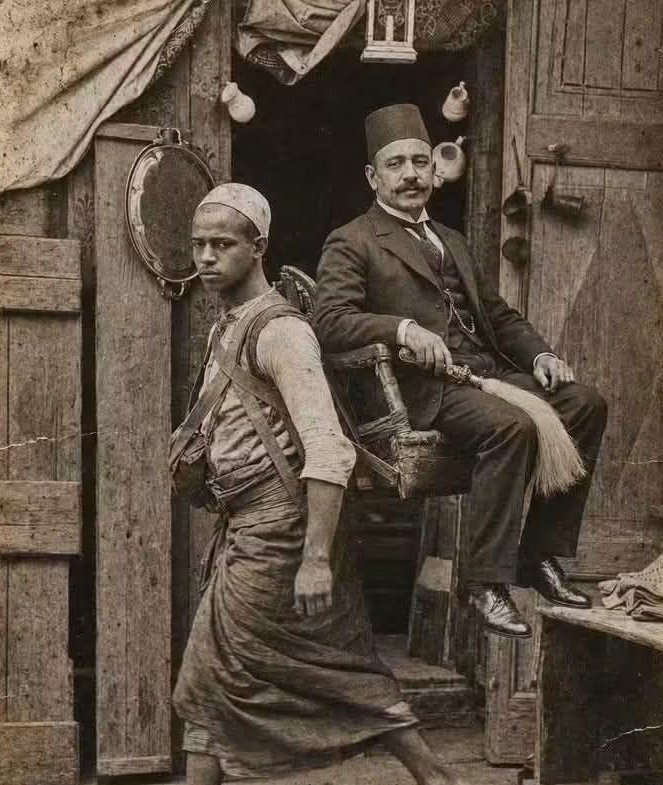 قاهرة 1896.. «التاكسي الآدمي» وسيلة انتقال «الأفندية» فوق أكتاف البشر