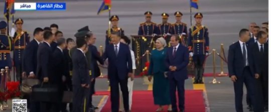 السيسي وقرينته يستقبلان الرئيس الصيني في مطار القاهرة.. انطلاق زيارة رسمية لتعزيز الشراكة بين مصر وبكين