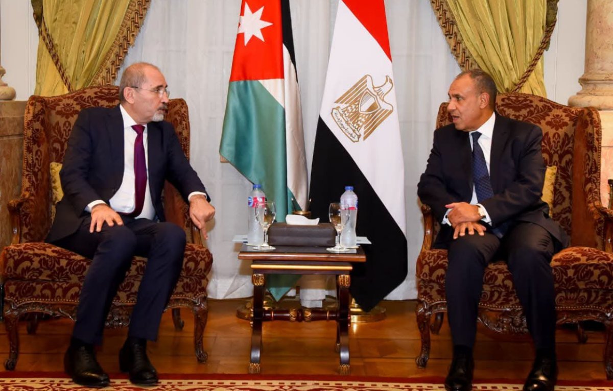 وزير الخارجية يلتقي نظيره الأردني ويبحثان تعزيز العلاقات الثنائية والتطورات الإقليمية