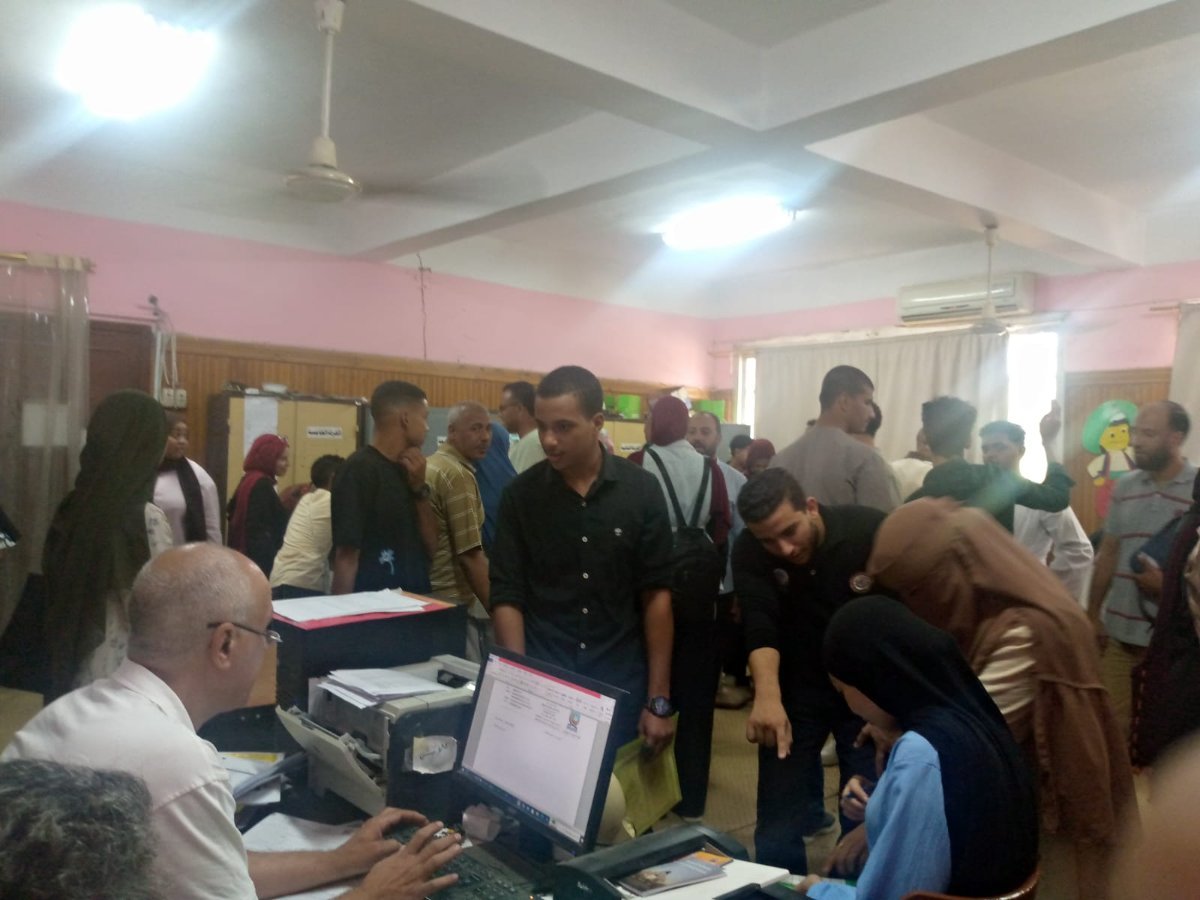 جامعة قنا تستقبل طلاب الطب البيطري الجدد.. انتظام إجراءات الكشف الطبي وتسليم الملفات