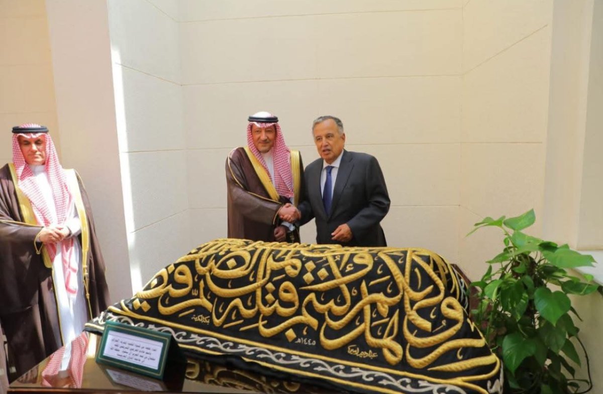 الأمين العام لجامعة الدول العربية.. يتسلم قطعة من كسوة الكعبة المشرفة...هديةً من المملكة العربية السعودية