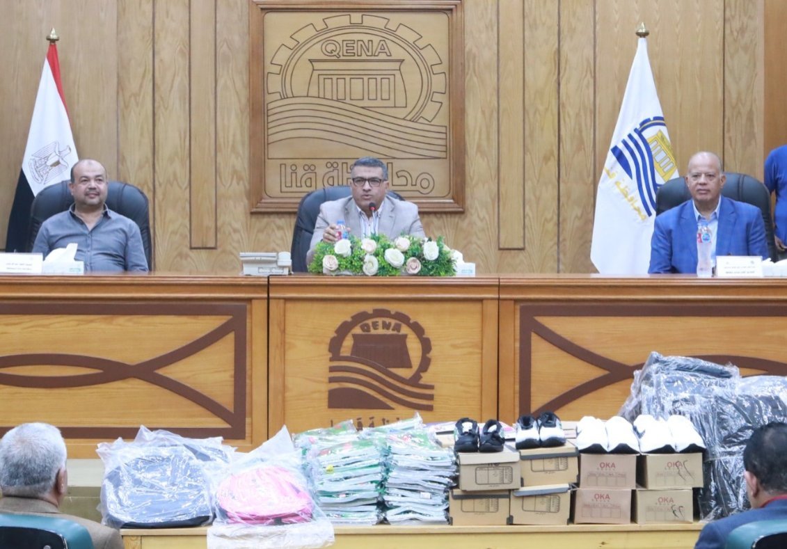 تخفيفًا للأعباء عن المواطنين.. محافظ قنا يوزع 100 حقيبة مدرسية في ختام مبادرة «إلى المدرسة»