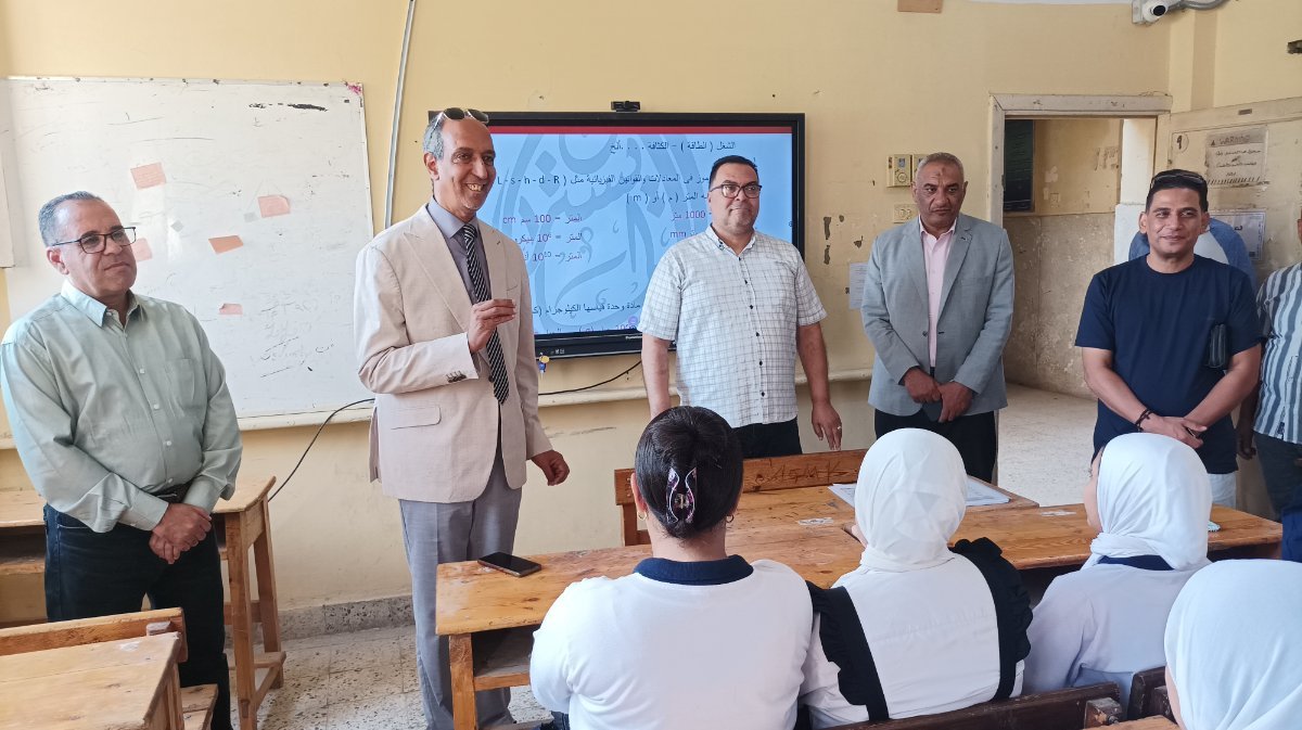 في جولة ميدانية لمتابعة الاستعدادات للعام الدراسي الجديد بنجع حمادي .. الزقيم: «البكالوريا المصرية» تنهي كابوس الفرصة الواحدة وتخفف الأعباء عن الأسر
