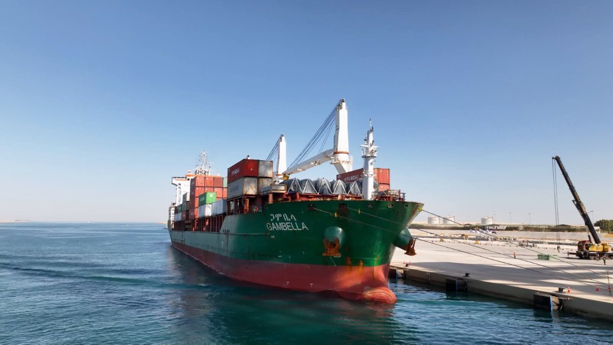 ميناء السخنة يدخل مرحلة جديدة.. بدء التشغيل التجريبي لمحطة البضائع العامة والصب باستقبال السفينة «GAMBELLA»