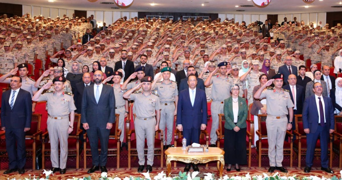 القوات المسلحة بالتعاون مع وزارة الإتصالات وتكنولوجيا المعلومات ينظمان مراسم حفل تخرج دورة برنامج التدريب الإحترافى