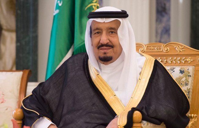 العاهل السعودي يدين استهداف مكة ويثمن جهود التصدي لاعتداءات الحوثيين