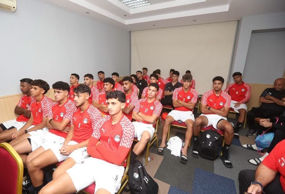 الجهاز الفني لمنتخب الشباب يلقي محاضرة تحفيزية على اللاعبين قبل مباراة ليبيا