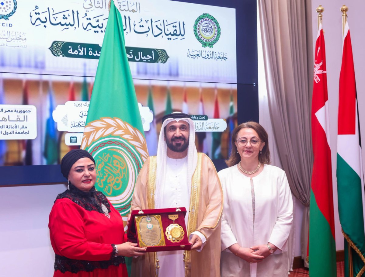 الملتقى الثاني للقيادات العربية الشابة تحت رعاية جامعة الدول العربية يكرم "اليماحي" بوسام رواد العمل العربي المشترك