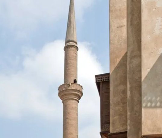 تحفة معمارية تتحدى الزمن بشارع المعز.. عبقرية "مسجد السلحدار" الهندسة الخفية والخدع البصرية في عصر محمد علي