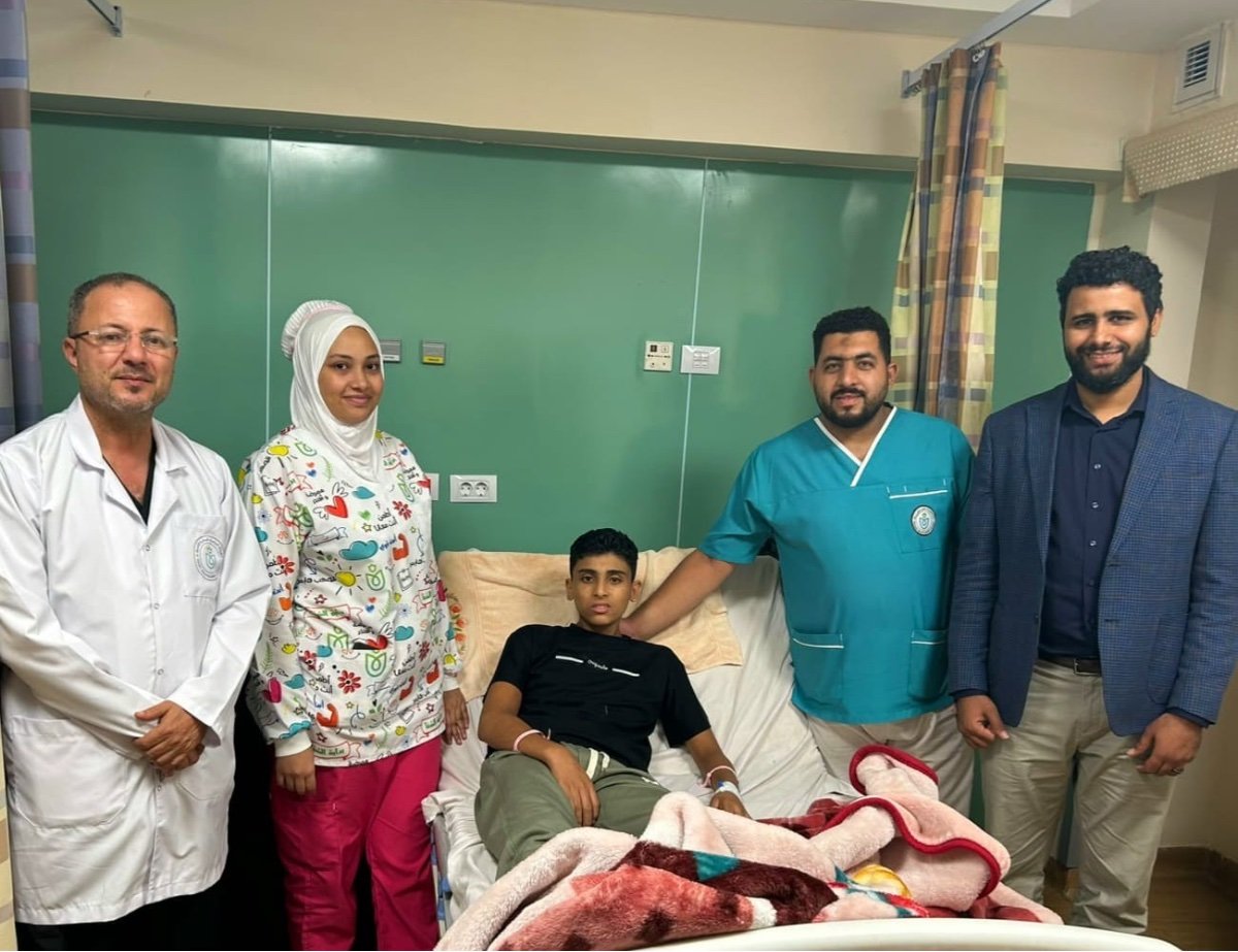علاج بنصف مليون جنيه مجانًا.. طفل يستعيد المشي بعد شلل رباعي في السويس خلال أسبوع