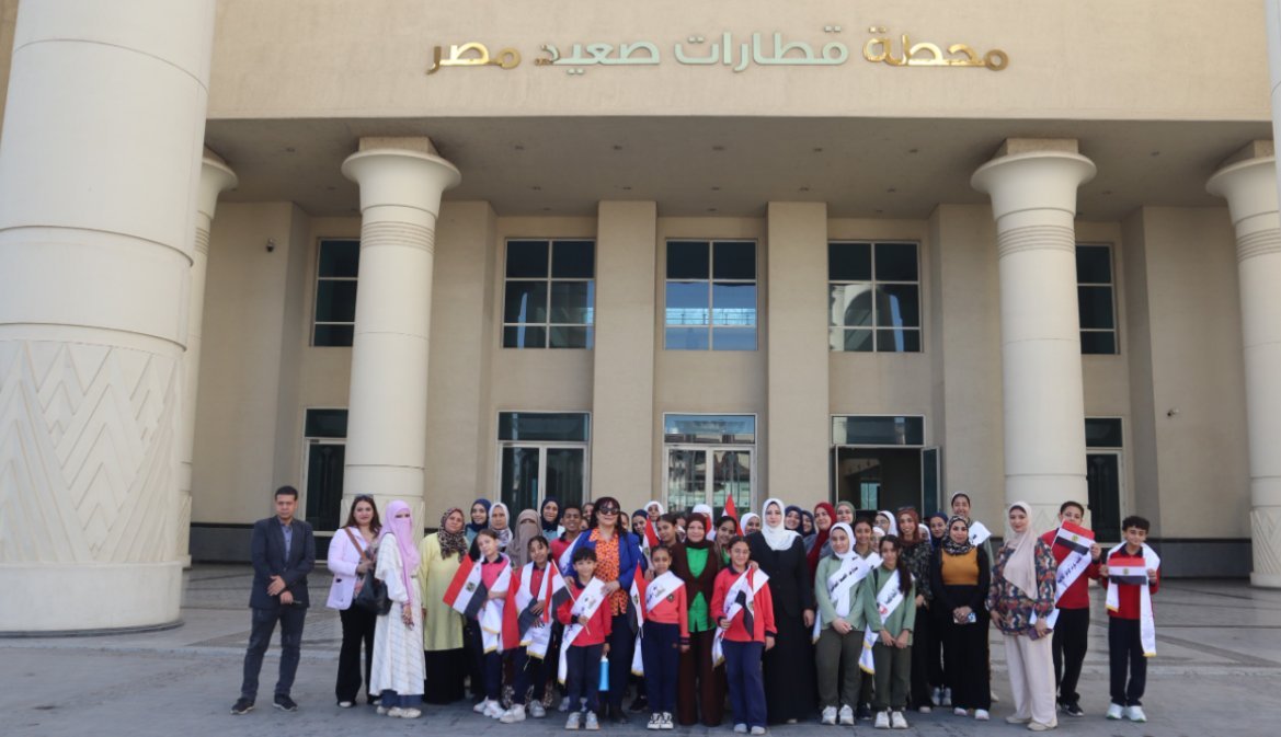رشق القطارات بالحجارة ممكن ينهي حياة».. السكة الحديد تصطحب طلاب مدارس إلى محطة بشتيل للتوعية بمخاطر السلوكيات الخاطئة