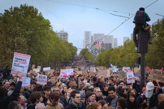 فرنسا على صفيح ساخن.. احتجاجات غلاء المعيشة تتصاعد وتضع حكومة ماكرون أمام اختبار صعب