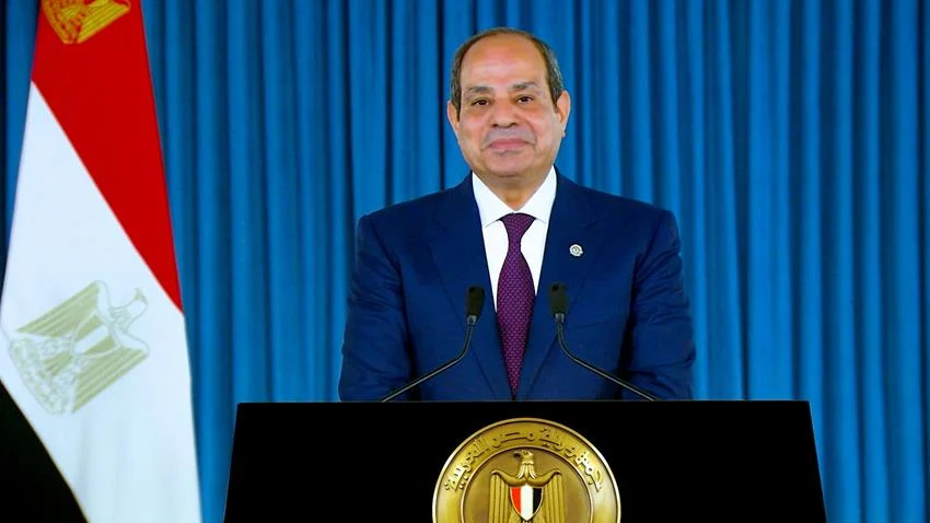الرئيس السيسي يشيد بجهود المصريين في التمسك ببلدهم والحفاظ على هويتهم