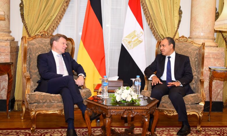 وزير الخارجية والهجرة يجرى مشاورات سياسية مع نظيره الألماني