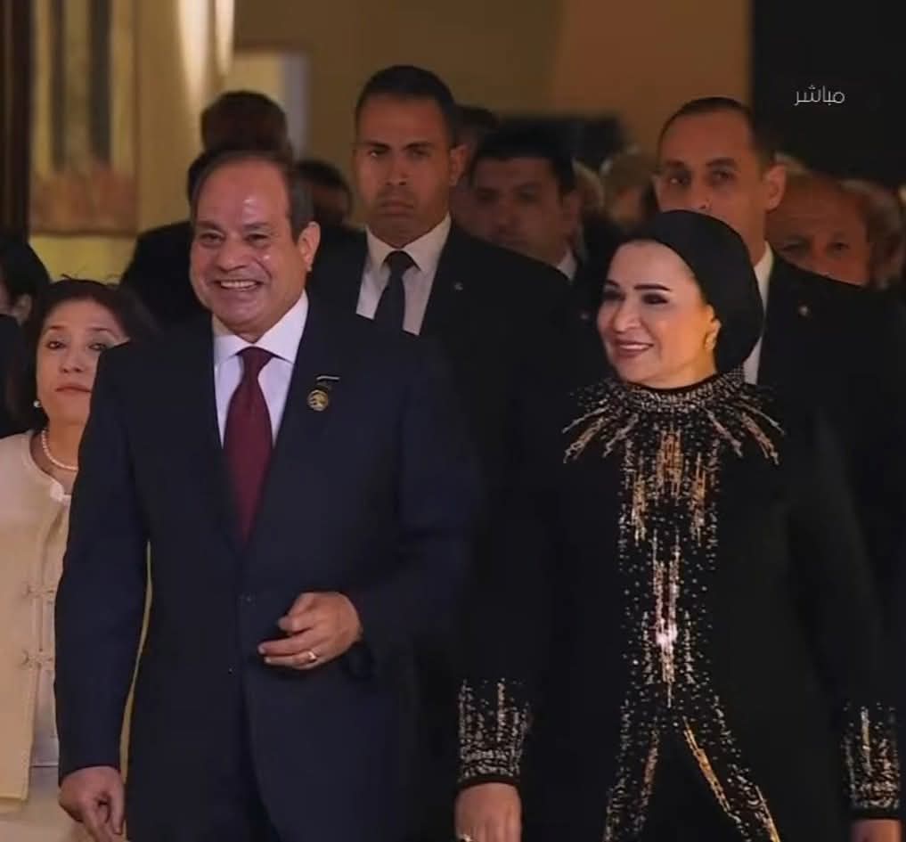 أناقة فرعونية ملكية تبهر العالم.. إطلالة انتصار السيسي في افتتاح المتحف المصري الكبير