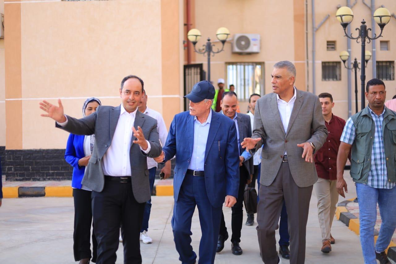 مستشار الرئيس ومحافظ أسوان يزوران مركز العزيمة لعلاج من الإدمان