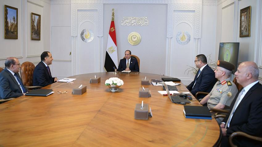 الرئيس عبدالفتاح يجتمع برئيس مجلس الوزراء ووزير الإسكان وعدد من المسؤولين