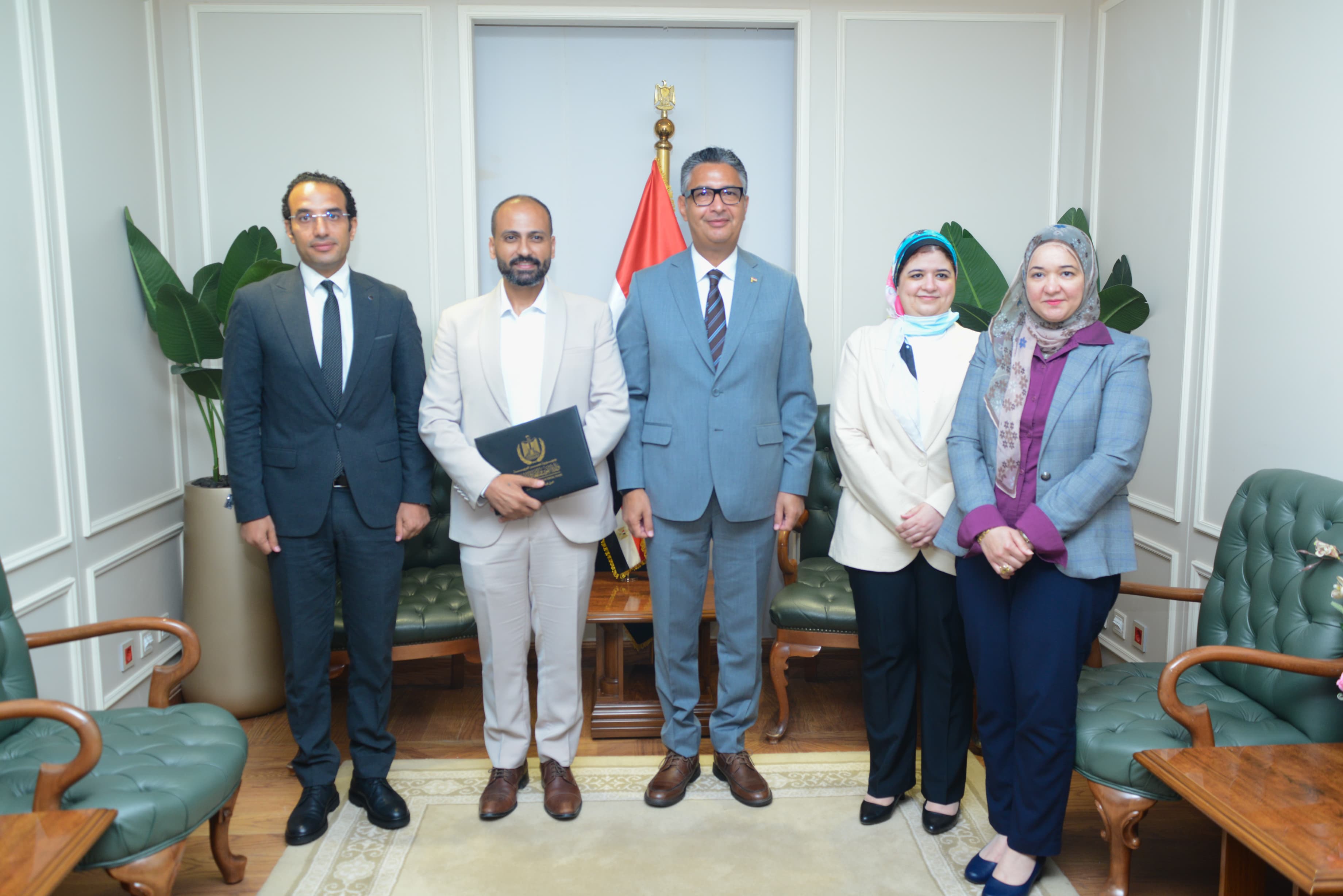 وزير التموين والتجارة الداخلية يكرم صاحب أفضل فكرة عبر "منصة حوار" والمتعلقة بتتبع السلع الغذائية