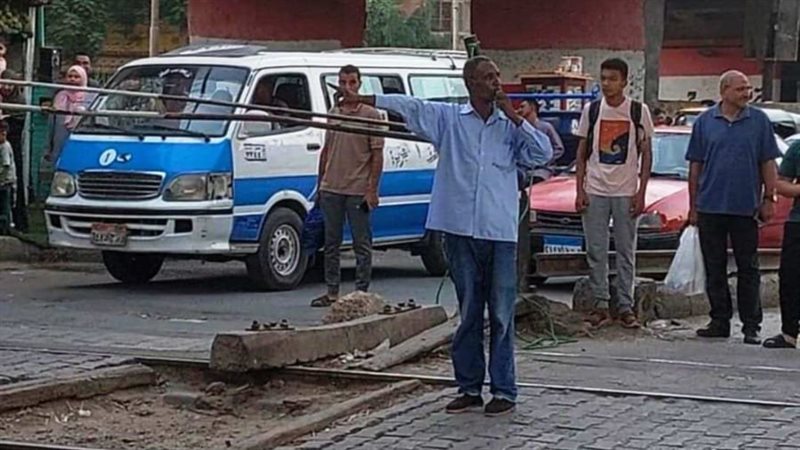عمل بطولي على القضبان.. وزارة النقل تكرّم منقذ شاب مزلقان السادات
