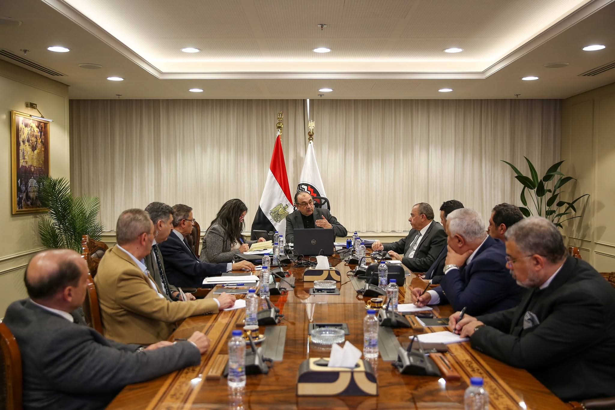 وزير قطاع الأعمال العام يلتقي ممثلي غرفتي صناعة الملابس الجاهزة والصناعات النسيجية والمجلس التصديري للملابس لبحث سبل تعزيز التعاون