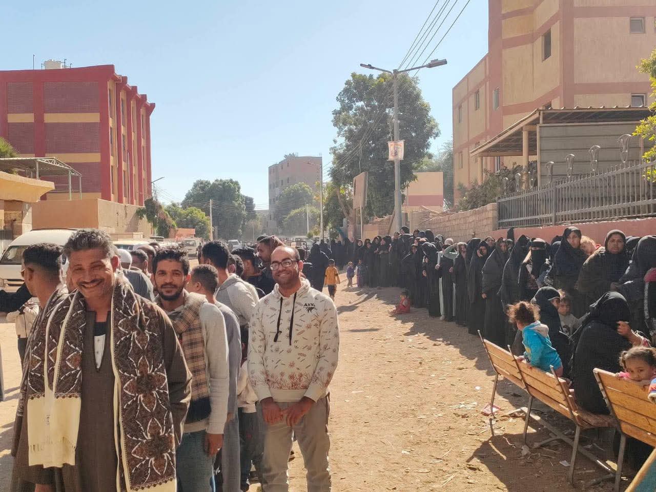 إقبال كثيف للناخبين على لجنة مدرسة النجوع بجرى الإعدادية بإسنا بالأقصر