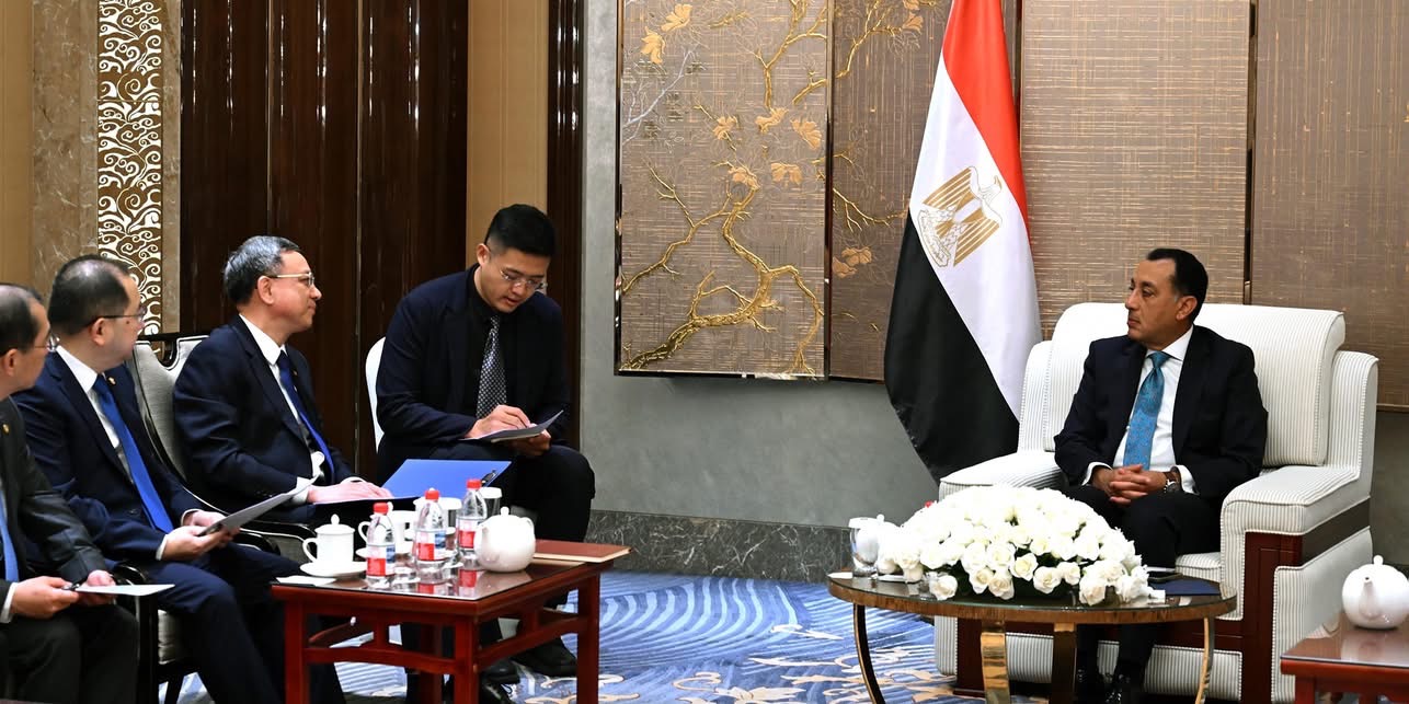 رئيس الوزراء  خلال زيارته للصين يلتقي رئيس شركة هندسة الطاقة الصينية لتوطين محطات تحليه المياه فى مصر