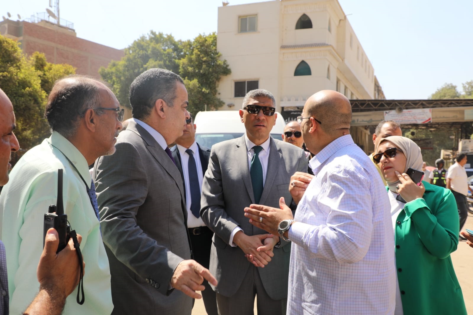 محافظ الجيزة يتفقد كوبري مزلقان أبو النمرس وطريق جسر المنوات