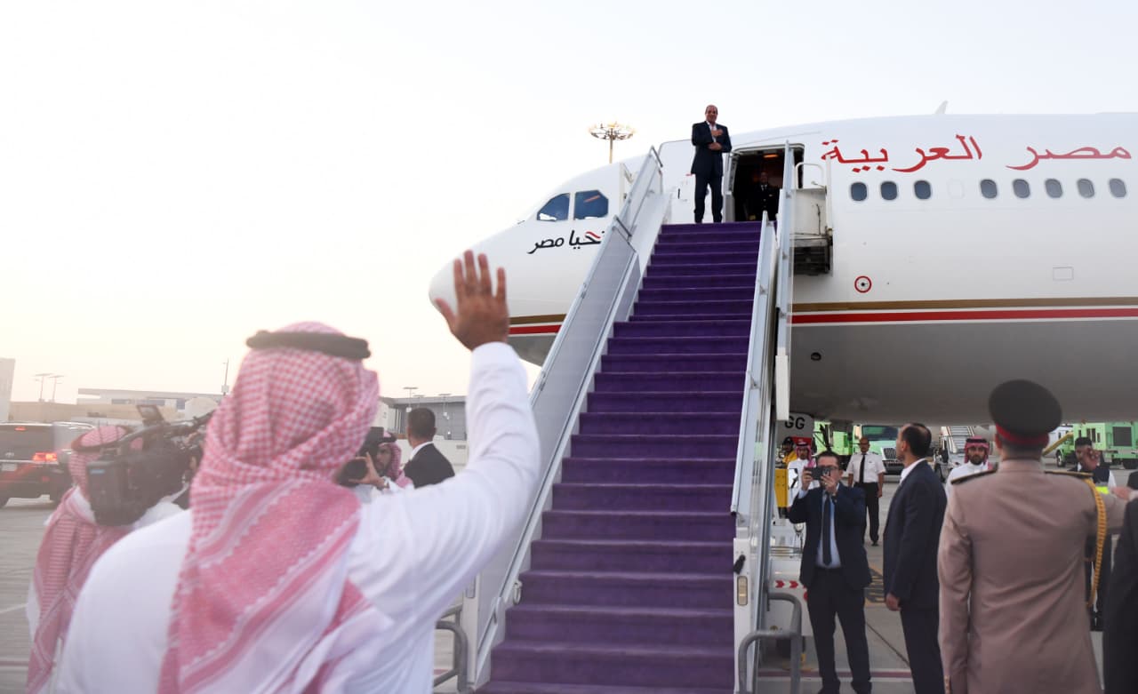 الرئيس السيسي يعود إلى أرض الوطن بعد لقائه ولى العهد السعودي