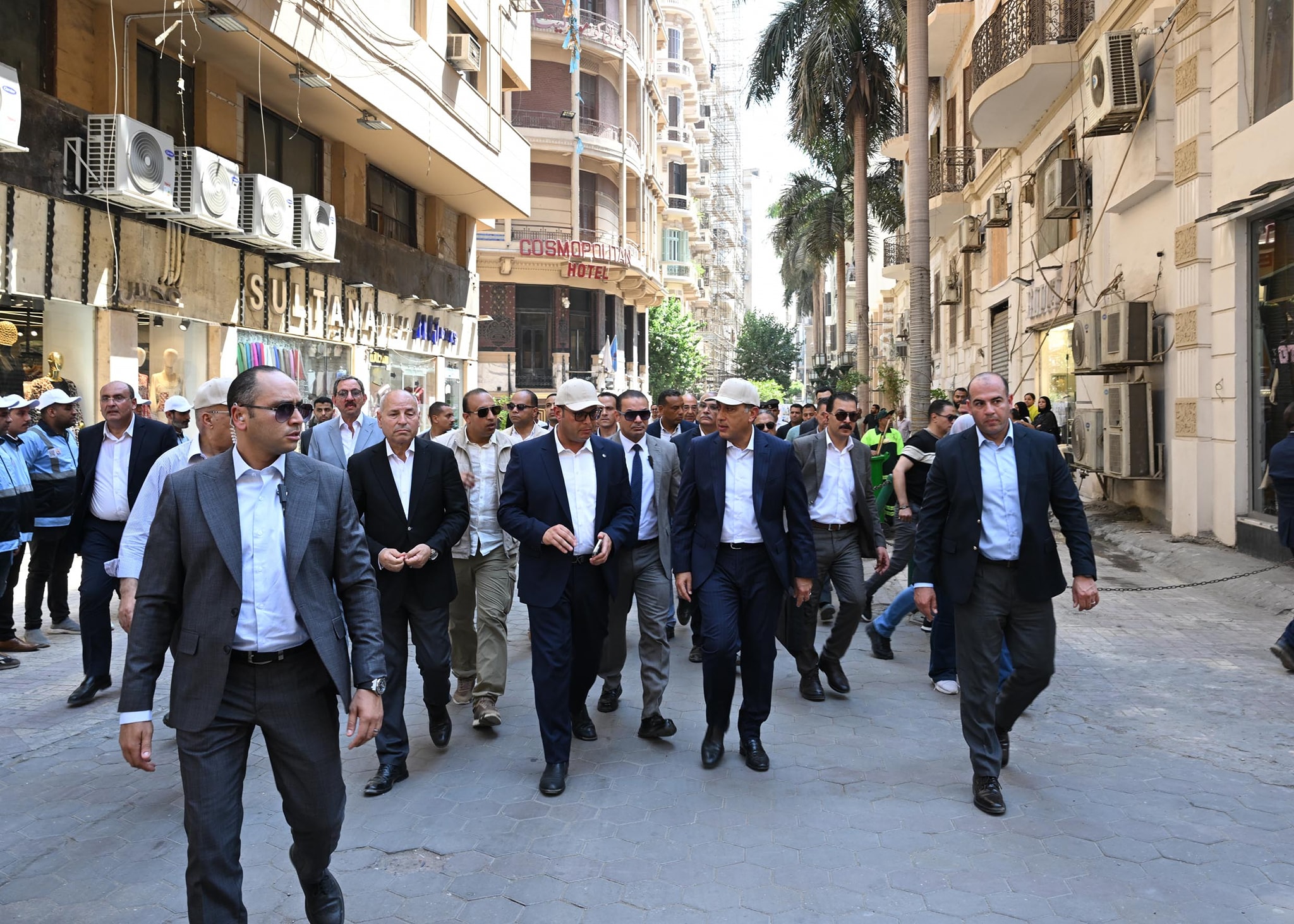 في أثناء جولته بمشروعات القاهرة التاريخية اليوم: رئيس الوزراء يتفقد مشروع تحسين الصورة البصرية للقاهرة الخديوية