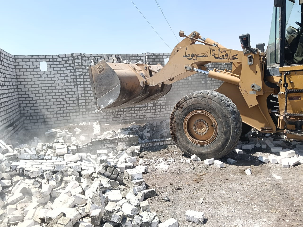 محافظ أسيوط: إزالة 40 حالة تعدي واسترداد 305 فدان بقرى 5 مراكز ضمن المرحلة الثانية من الموجة 26 للازالات