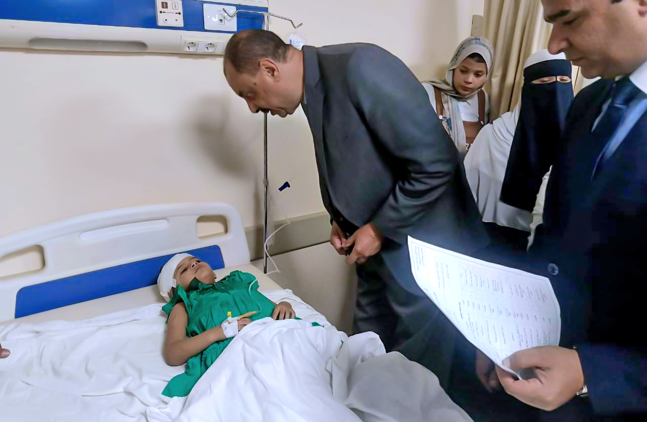 محافظ سوهاج يزور مصابي حادث طريق جهينة ـ طهطا ويطمئن على حالتهم الصحية