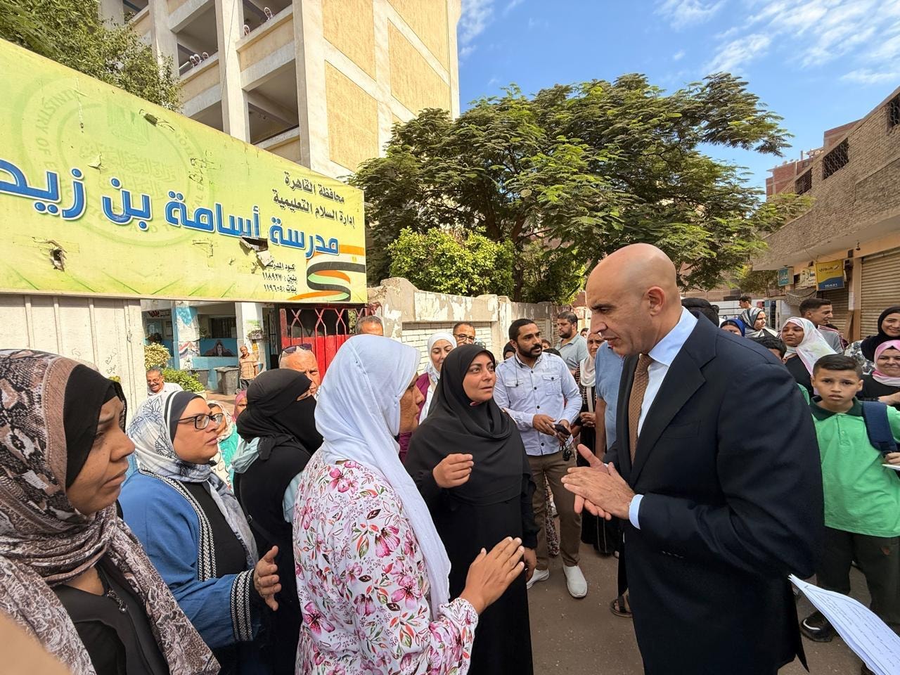 وزير التعليم يتفقد مدارس عين شمس والسلام ويتأكد من جاهزية الكتب وتسليمها للطلاب