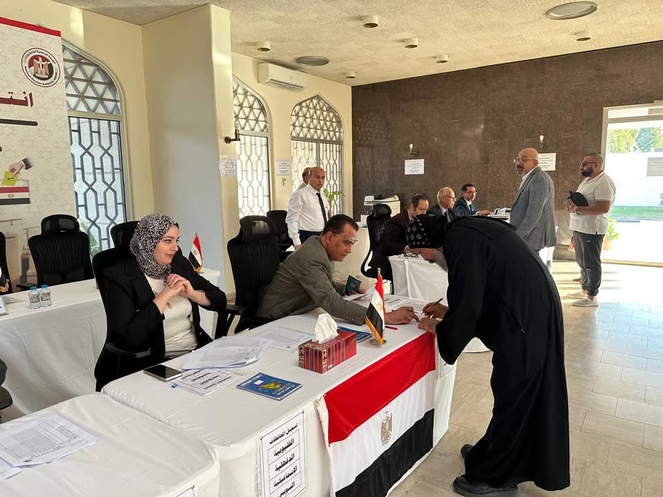 راعي الكنيسة المصرية بمسقط يدلي بصوته في اليوم الثاني للتصويت بانتخابات مجلس النواب