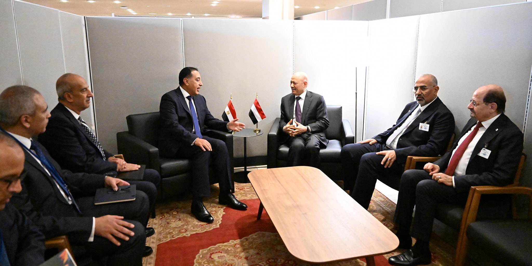 مدبولي يلتقي رئيس مجلس القيادة الرئاسي اليمني ويؤكد دعم مصر لوحدة اليمن واستقراره