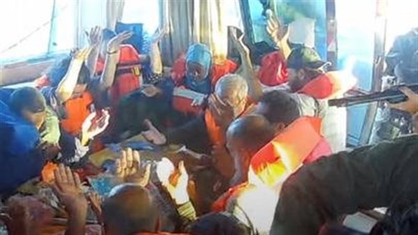 إسرائيل تبدأ بترحيل نشطاء أجانب من المشاركين في "أسطول الصمود" المتجه إلى غزة