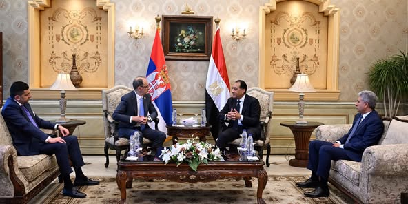 رئيس الوزراء يستقبل رئيس وزراء صربيا بمطار القاهرة الدولي
