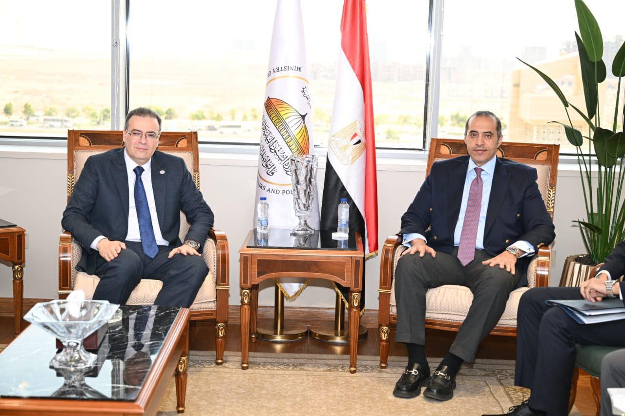 وزير الشئون النيابية يلتقي رئيس الجهاز المركزي للتنظيم والإدارة لبحث التعاون المشترك