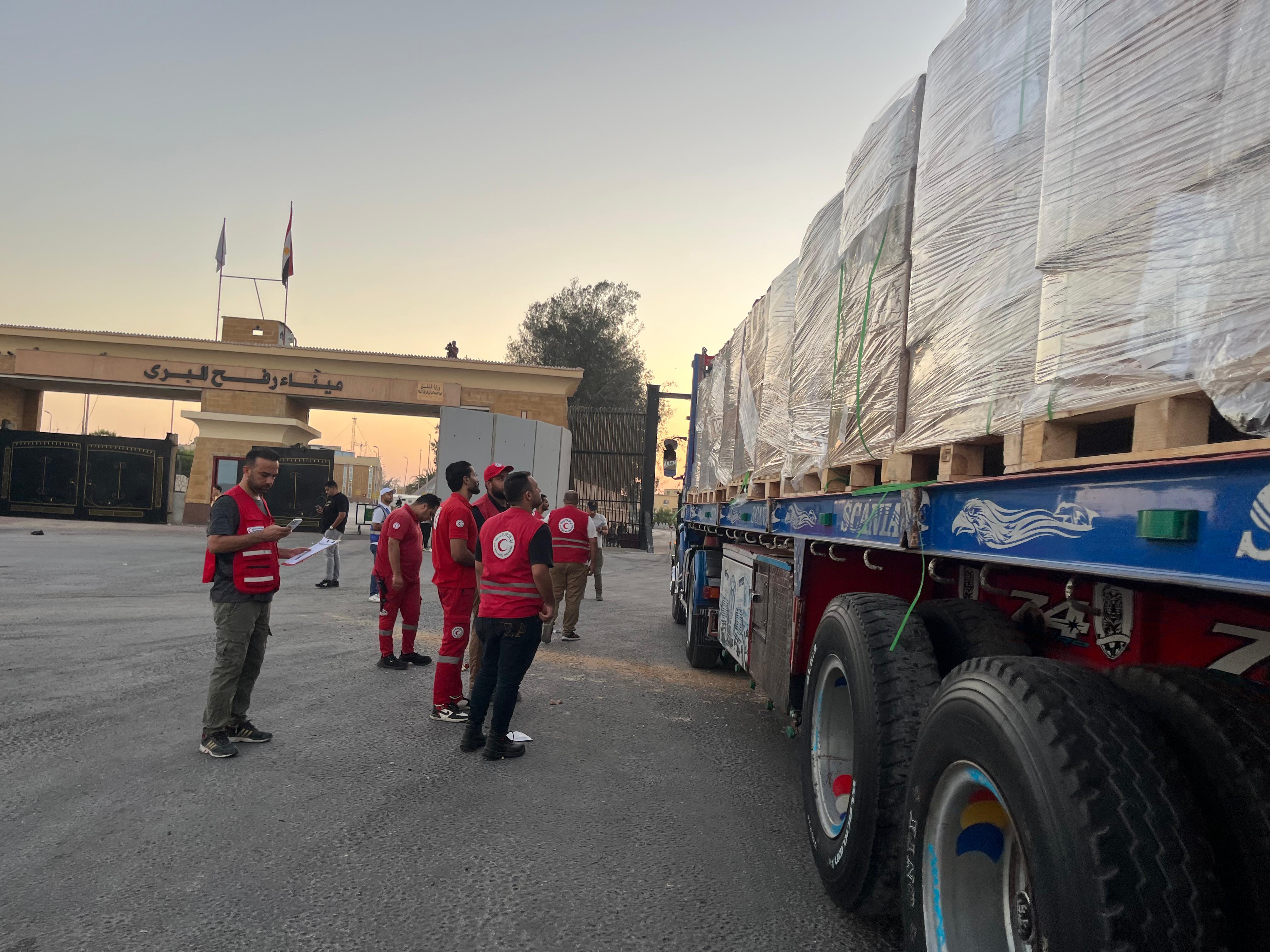 الهلال الأحمر المصري : الدفع ب  4 آلاف طن مساعدات في قافلة «زاد العزة» إلى غزه الاسبوع الثالث