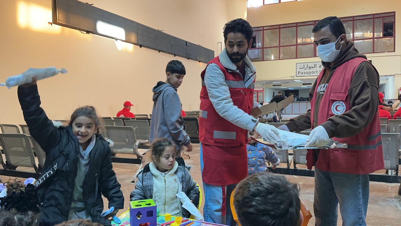 الهلال الأحمر يطلق قافلة «زاد العزة» 143 لدعم الفلسطينيين