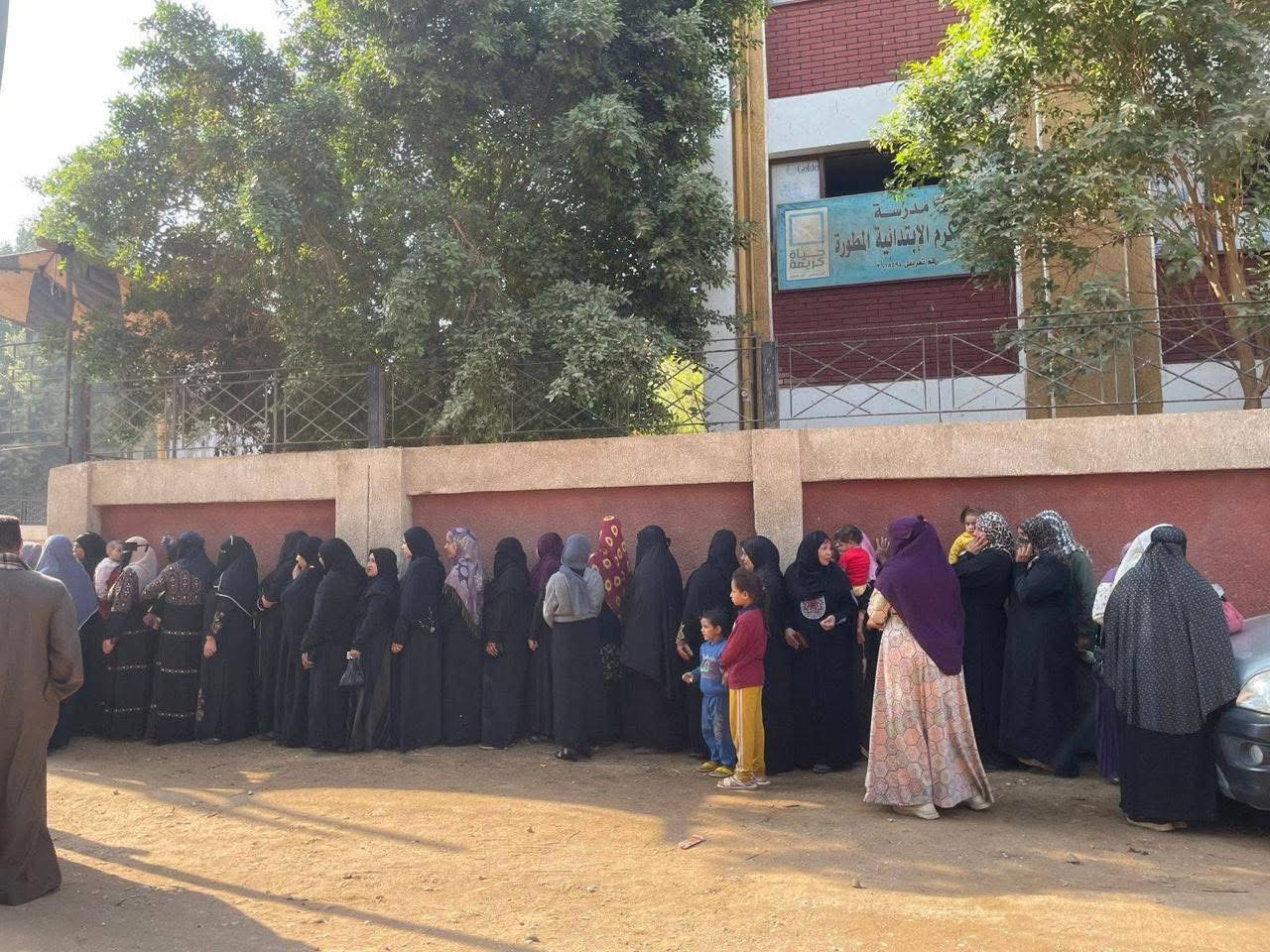 توافد الناخبين للتصويت في انتخابات مجلس النواب بسوهاج.. والسيدات يشاركن بقوة