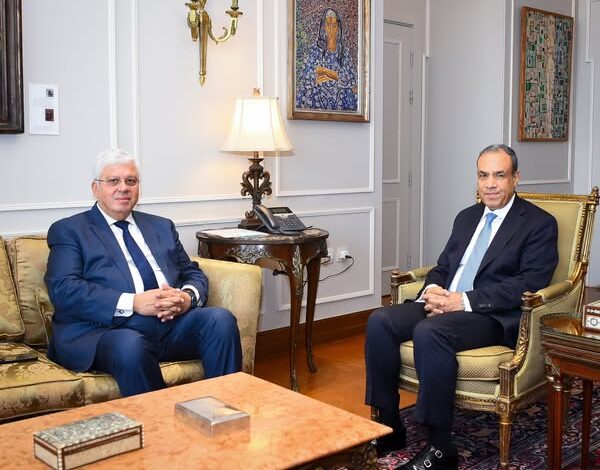 وزير الخارجية والهجرة يستقبل وزير التعليم العالي والبحث العلمي
